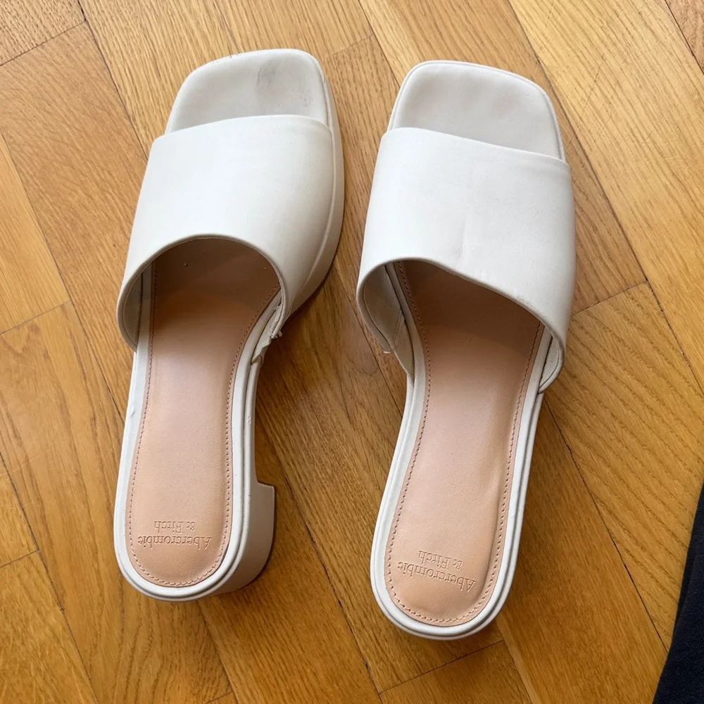 A&F Cream Block Heel Mules - Picture 3 of 3